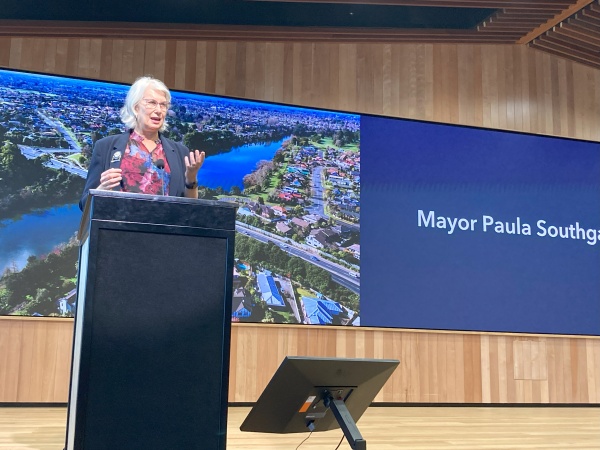 Mayor Paula Southgate providing the official welcome to the Waikato’s approximately 250 international students. 