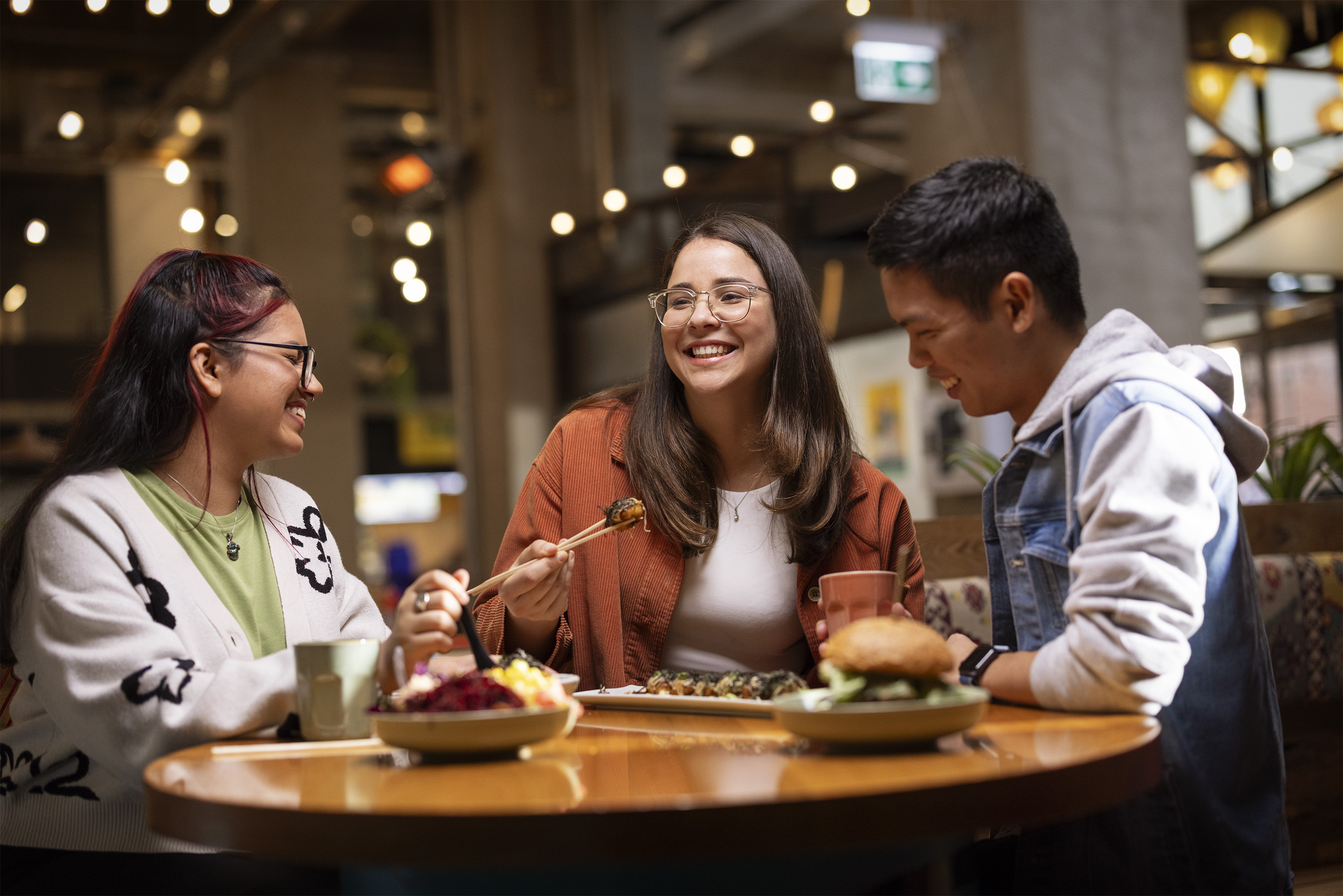 445420 new zealand international students eating together university students