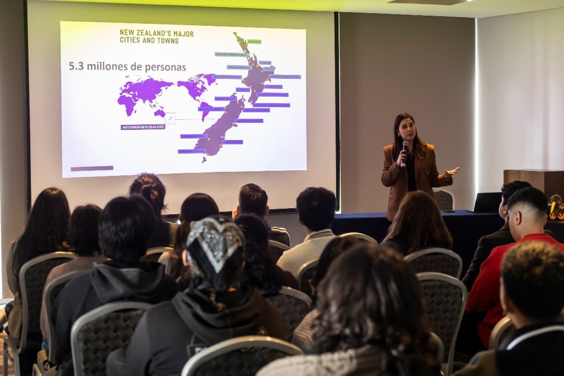 Javiera Visedo, Director of Engagement – Latin America presenting at ‘Open Day Oceania’ in Antofagasta
