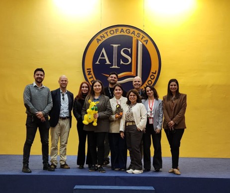 Javiera Visedo (right) pictured Yasna Vargas, Director of Counselling at Antofagasta International School, AIS, and local agents