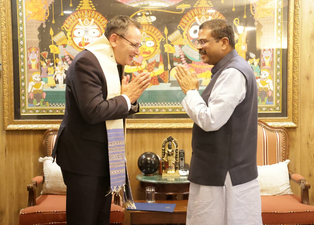 Minister Reti greets Minister Dharmendra Pradhan